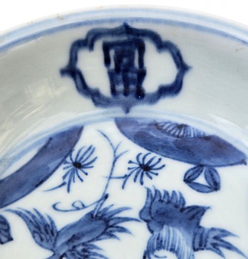 A FINE AND EXCEPTIONALLY RARE MING DYNASTY BLUE AND WHITE 'SHOULAO AND CRANE' DEEP SAUCERDISH MUKOZUKE - ADDITIONAL PHOTO 2