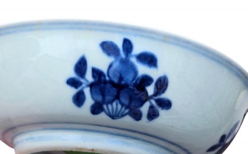 A FINE AND EXCEPTIONALLY RARE MING DYNASTY BLUE AND WHITE 'SHOULAO AND CRANE' DEEP SAUCERDISH MUKOZUKE - ADDITIONAL PHOTO 11