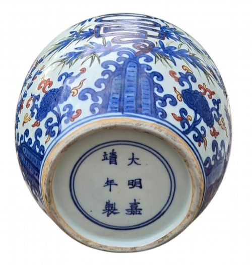 A RARE IMPERIAL UNDERGLAZE BLUE AND IRONRED LONGEVITY JAR MARK OF JIAJING 15221566 - ADDITIONAL PHOTO 14