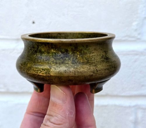 FINE 18TH CENTURY CHINESE BRONZE TRIPOD CENSER 'YA TANG QING WAN' SCHOLARS STUDIO MARK - ADDITIONAL PHOTO 4