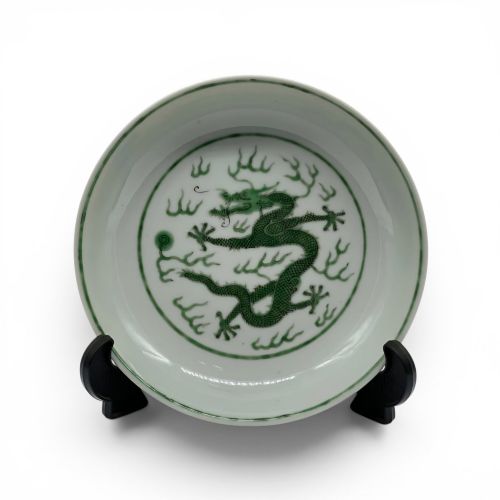AN EXCEPTIONAL 19TH CENTURY IMPERIALSTYLE 'GREEN DRAGON' PORCELAIN DISH