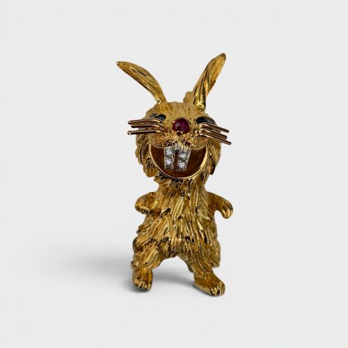 A SIGNED KUTCHINSKY 18CT GOLD MULTIGEM SET RABBIT BROOCH LONDON 1969 - ADDITIONAL PHOTO 1