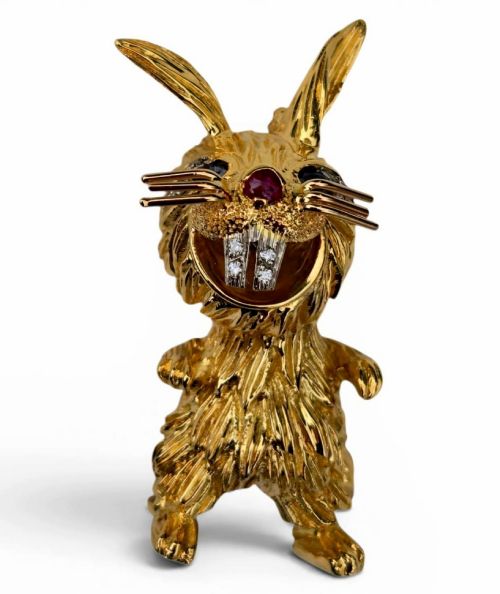 A SIGNED KUTCHINSKY 18CT GOLD MULTIGEM SET RABBIT BROOCH LONDON 1969