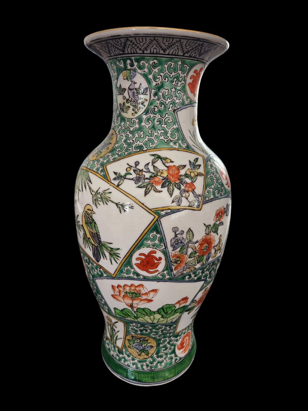 A Chinese Famille Verte Baulster Vase Having Red Kangxi six-character Mark