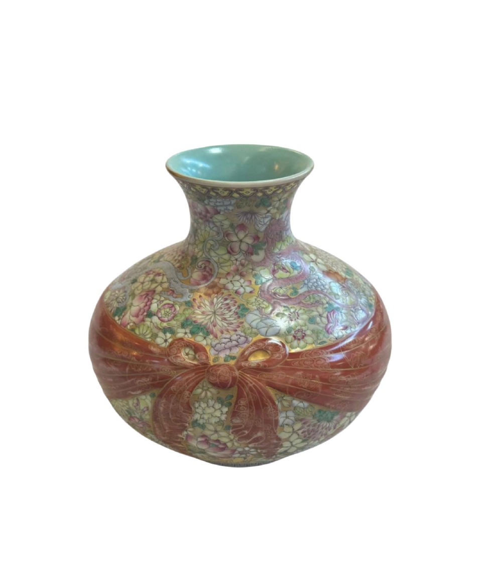 A spherical porcelain vase decorated with a dense millefleurs floral pattern, dual dragon motifs, a tied iron-red ribbon motif, and a turquoise interior rim. View VIII