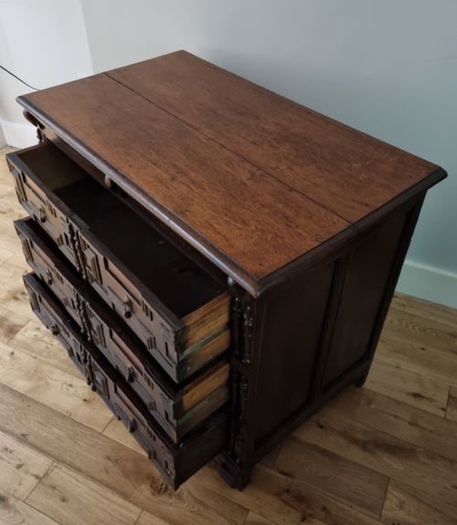 17TH CENTURY OAK CHEST OF DRAWERS C 1670 - ADDITIONAL PHOTO 4
