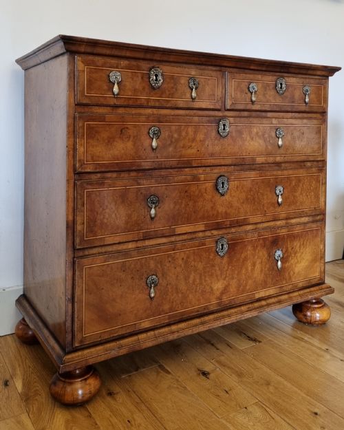 18TH CENTURY WILLIAM AND MARY WALNUT CHEST OF DRAWERS - ADDITIONAL PHOTO 2