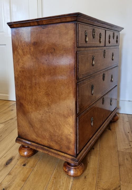 18TH CENTURY WILLIAM AND MARY WALNUT CHEST OF DRAWERS - ADDITIONAL PHOTO 4