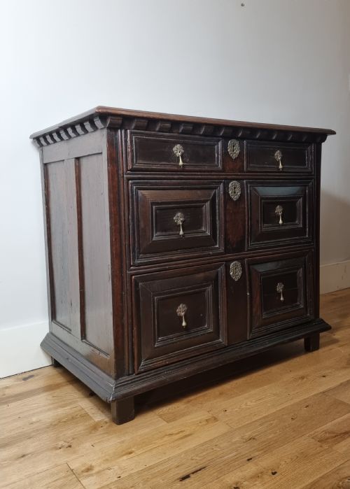 SMALL 17TH CENTURY CHARLES II OAK CHEST OF DRAWERS CIRCA 1680 - ADDITIONAL PHOTO 2