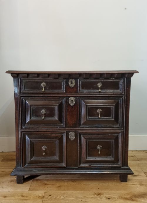 SMALL 17TH CENTURY CHARLES II OAK CHEST OF DRAWERS CIRCA 1680 - ADDITIONAL PHOTO 3