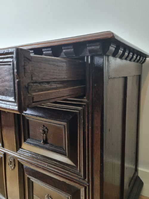 SMALL 17TH CENTURY CHARLES II OAK CHEST OF DRAWERS CIRCA 1680 - ADDITIONAL PHOTO 6