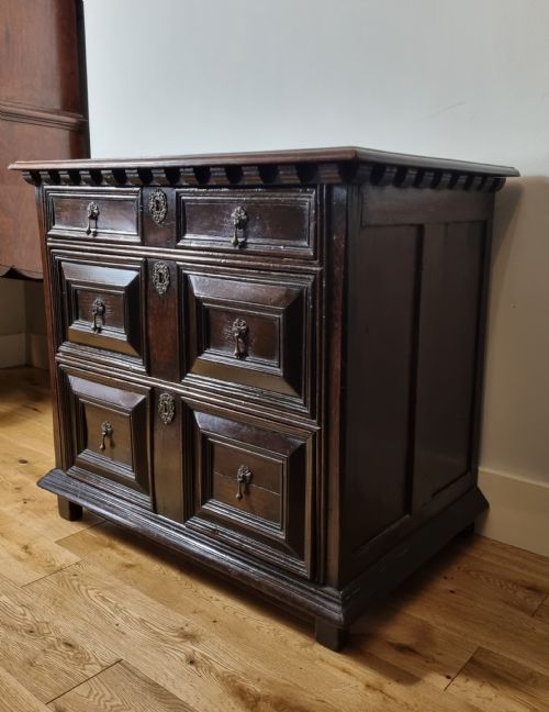 SMALL 17TH CENTURY CHARLES II OAK CHEST OF DRAWERS CIRCA 1680 - ADDITIONAL PHOTO 7