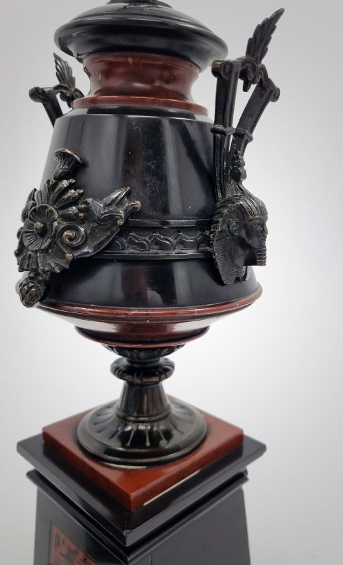 19TH CENTURY EGYPTIAN REVIVAL MARBLE AND BRONZE CASSOLETTES URNS - ADDITIONAL PHOTO 5