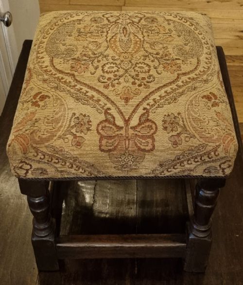 17TH CENTURY ENGLISH OAK UPHOLSTERED STOOL CIRCA 1680 - ADDITIONAL PHOTO 1