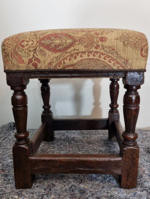 17TH CENTURY ENGLISH OAK UPHOLSTERED STOOL CIRCA 1680 - ADDITIONAL PHOTO 5