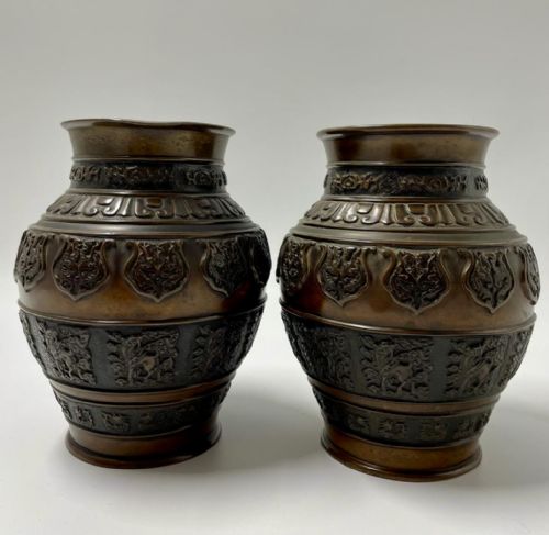 PAIR OF 19TH CENTURY TIBETAN VASES CIRCA 1850 - ADDITIONAL PHOTO 1