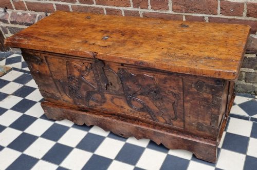 EARLY 16TH CENTURY CARVED WALNUT COFFER OF SMALL PROPORTIONS - ADDITIONAL PHOTO 1