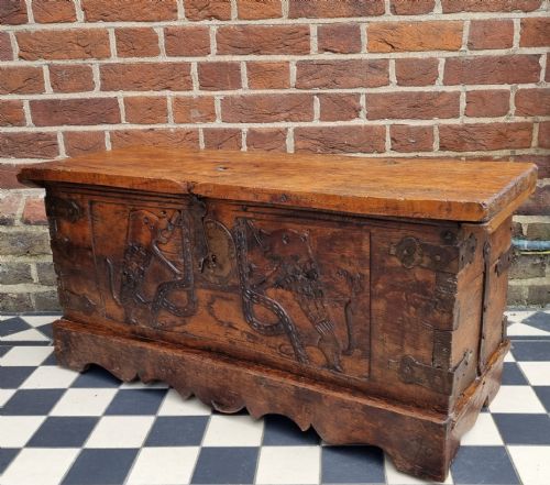 EARLY 16TH CENTURY CARVED WALNUT COFFER OF SMALL PROPORTIONS - ADDITIONAL PHOTO 3