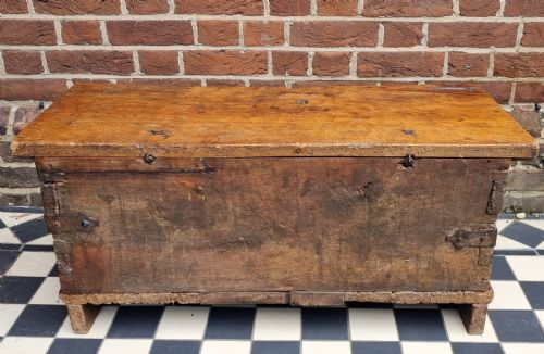 EARLY 16TH CENTURY CARVED WALNUT COFFER OF SMALL PROPORTIONS - ADDITIONAL PHOTO 4
