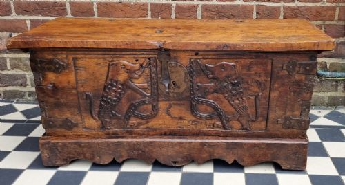 EARLY 16TH CENTURY CARVED WALNUT COFFER OF SMALL PROPORTIONS - ADDITIONAL PHOTO 5