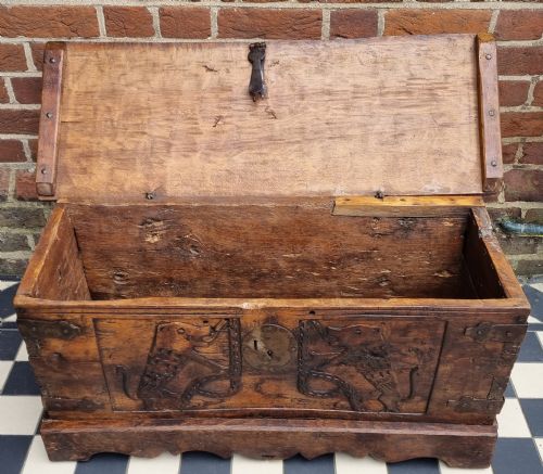 EARLY 16TH CENTURY CARVED WALNUT COFFER OF SMALL PROPORTIONS - ADDITIONAL PHOTO 6