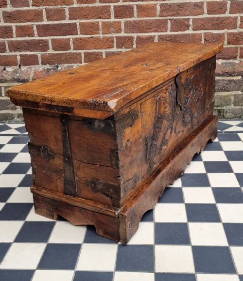 EARLY 16TH CENTURY CARVED WALNUT COFFER OF SMALL PROPORTIONS - ADDITIONAL PHOTO 7