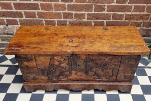 EARLY 16TH CENTURY CARVED WALNUT COFFER OF SMALL PROPORTIONS - ADDITIONAL PHOTO 8