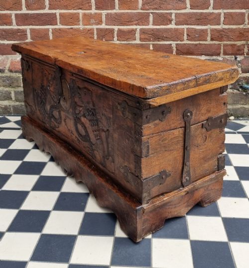 EARLY 16TH CENTURY CARVED WALNUT COFFER OF SMALL PROPORTIONS - ADDITIONAL PHOTO 9