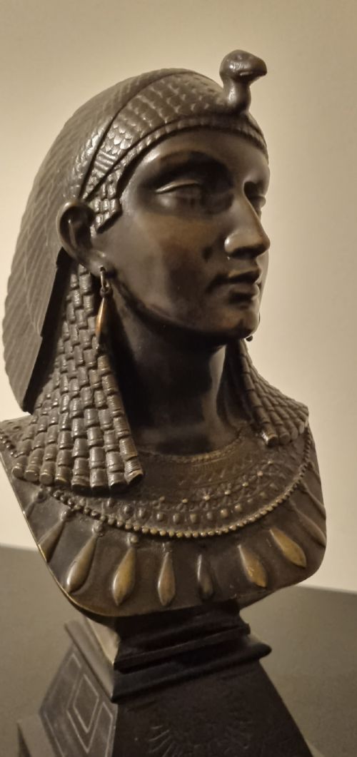 19TH CENTURY EGYPTIAN REVIVAL BRONZE BUST OF CLEOPATRA BY PAUL AUGUSTE GAGNE - ADDITIONAL PHOTO 5