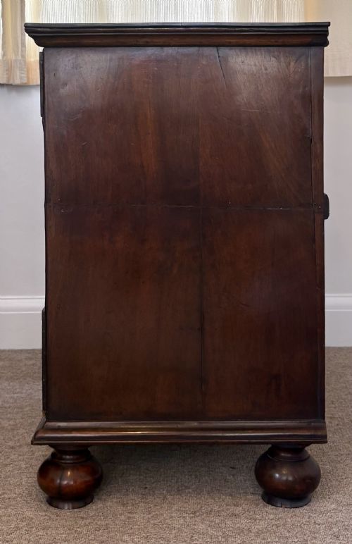PAIR OF 17TH CENTURY WILLIAM MARY WALNUT CHEST OF DRAWERS CIRCA 1690 - ADDITIONAL PHOTO 10