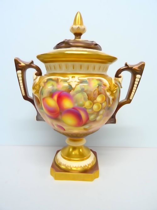 royal worcester trophy vase - CATEGORY: ANTIQUE VASES - DATED 1960