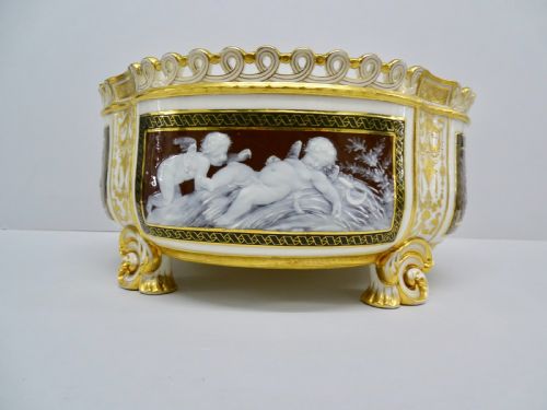 minton pate sur pate centre piece - CATEGORY: ANTIQUE CERAMICS - DATED 1880