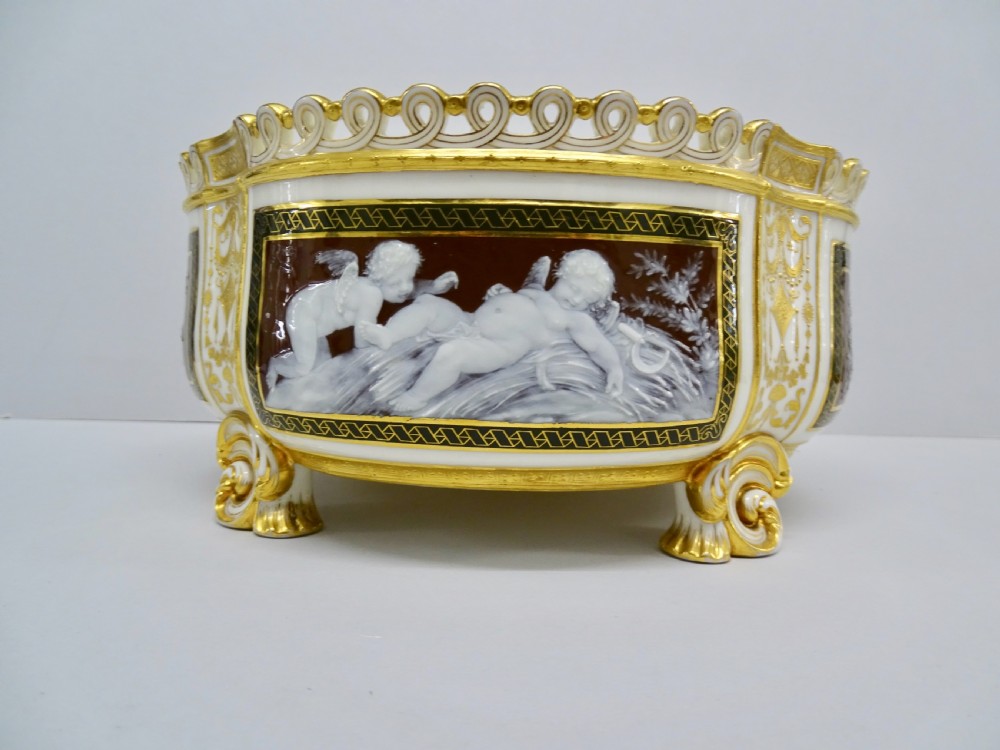 Minton Pate sur Pate Centre Piece
