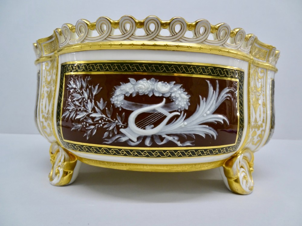 Minton Pate sur Pate Centre Piece View II