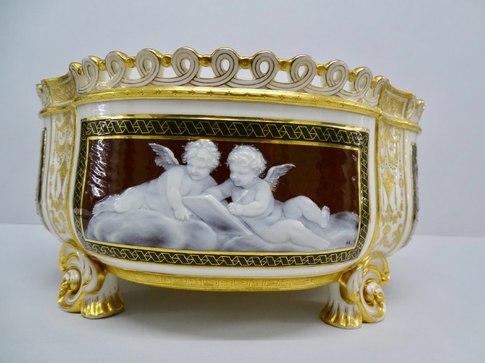 Minton Pate sur Pate Centre Piece View III