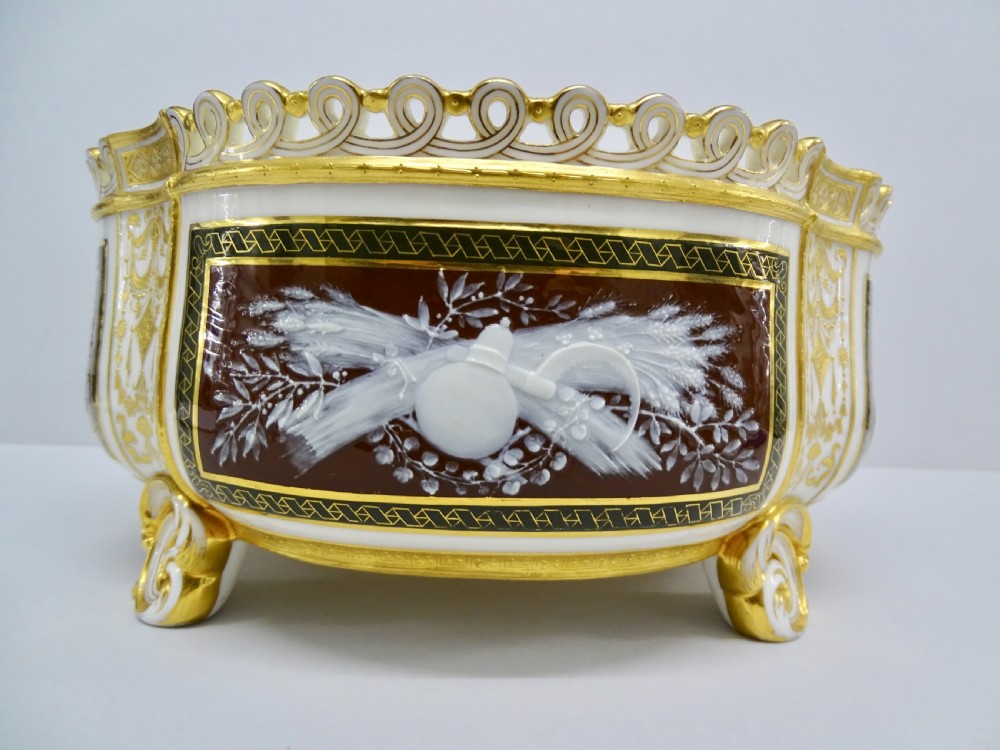 Minton Pate sur Pate Centre Piece View IV