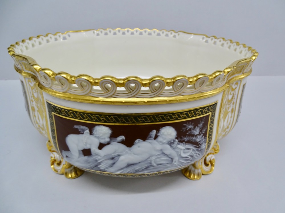 Minton Pate sur Pate Centre Piece View V