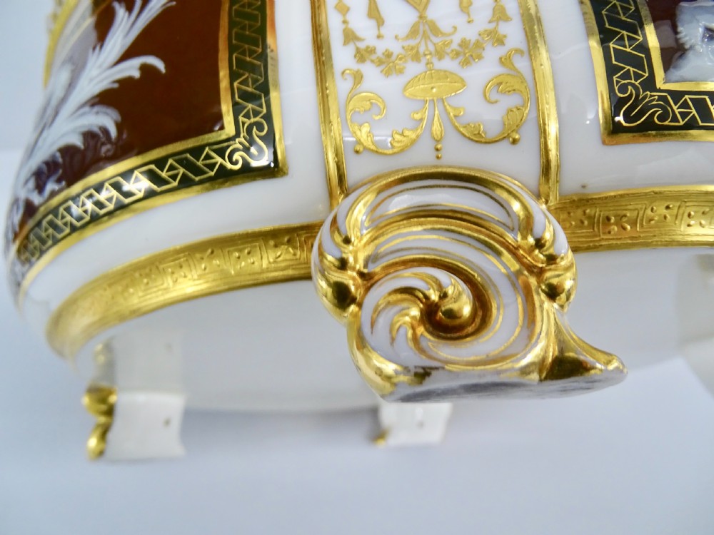 Minton Pate sur Pate Centre Piece View VI