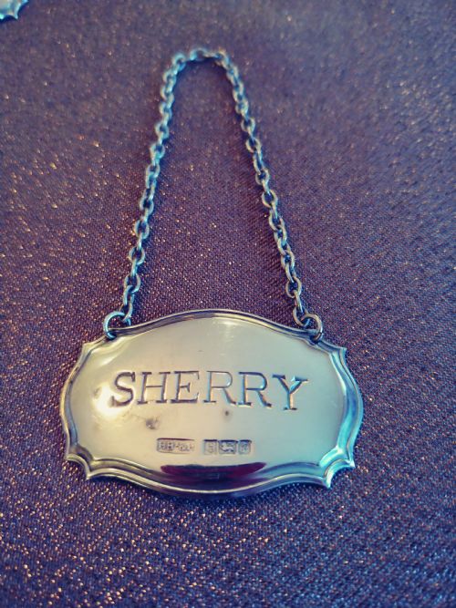 VERY NICE SET OF THREE STERLING SILVER MATCHING DECANTER LABELS ON SILVER CHAINS - ADDITIONAL PHOTO 3