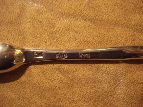 fig 2. A George II solid silver marrow scoop featuring two elongated, narrow bowls of differing widths connected by a slender central shaft.