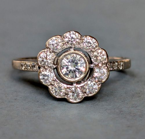 art deco 18ct gold daisy diamond ring - CATEGORY: ANTIQUE JEWELLERY - DATED 1930