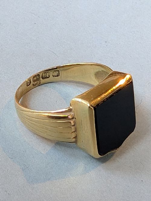 LARGE VICTORIAN 18CT GOLD ONYX SHIELD SIGNET RING - ADDITIONAL PHOTO 2
