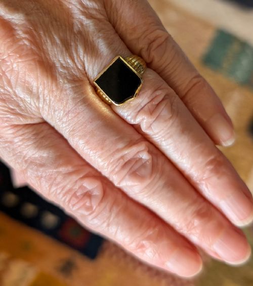 LARGE VICTORIAN 18CT GOLD ONYX SHIELD SIGNET RING - ADDITIONAL PHOTO 10