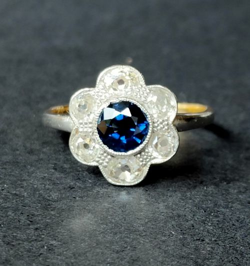 EDWARDIAN 18CT GOLD SAPPHIRE DIAMOND DAISY ENGAGEMENT RING - ADDITIONAL PHOTO 1