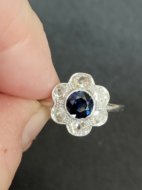 EDWARDIAN 18CT GOLD SAPPHIRE DIAMOND DAISY ENGAGEMENT RING - ADDITIONAL PHOTO 7