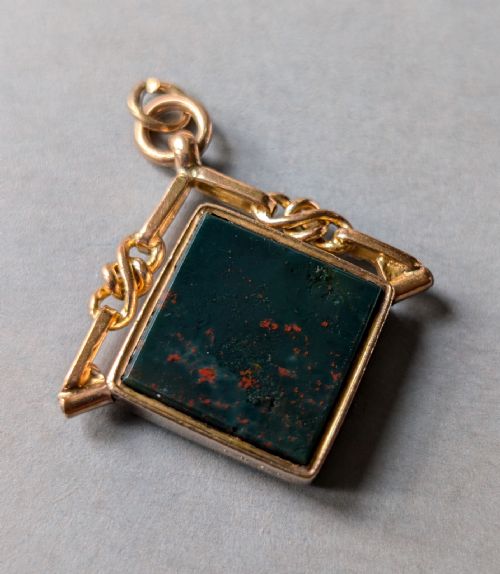 ANTIQUE 9CT GOLD SPINNING FOB BLOODSTONE ONYX - ADDITIONAL PHOTO 1