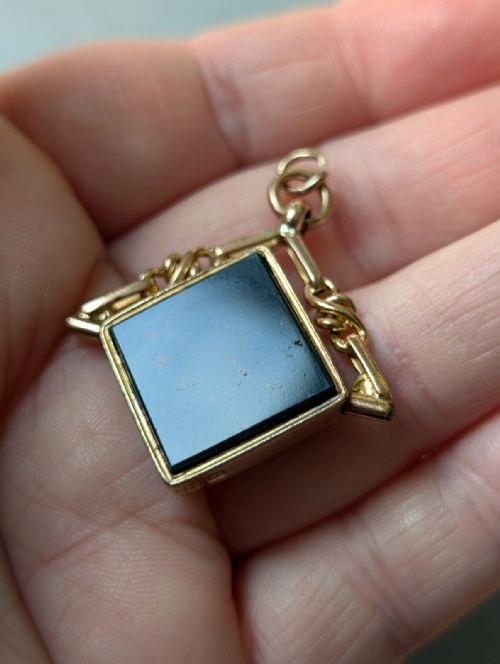 ANTIQUE 9CT GOLD SPINNING FOB BLOODSTONE ONYX - ADDITIONAL PHOTO 2