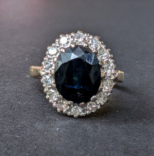 LARGE VINTAGE 18CT GOLD SAPPHIRE DIAMOND ENGAGEMENT RING C1966 - ADDITIONAL PHOTO 9