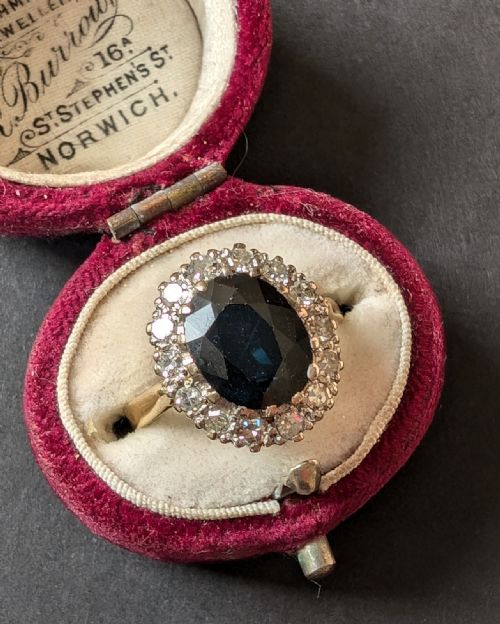 LARGE VINTAGE 18CT GOLD SAPPHIRE DIAMOND ENGAGEMENT RING C1966 - ADDITIONAL PHOTO 11