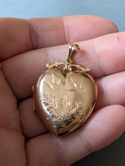 LARGE ANTIQUE VICTORIAN 9CT GOLD HEART LOCKET - ADDITIONAL PHOTO 2